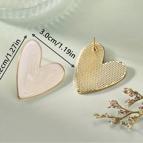White & gold heart valentine earrings ✨🤍 - Picture 3 of 3